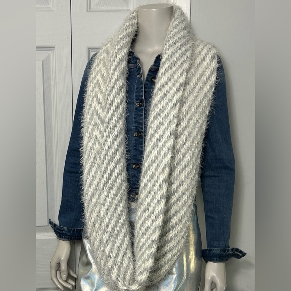 {BNWT} LUSH chunky INFINITY SCARF boho ivory gray super soft URBAN OUTFITTERS - Picture 3 of 8